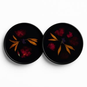 Black Epoxy Resin Coaster Set with Dried Flowers – Handmade Floral Drink Coasters – Dark Botanical Home Decor – Set of 2