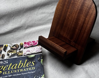 Handgemaakte kookboekhouder van Sapele-hout | Boek- en tablethouder in snijplankstijl | Afwerking met citruswas