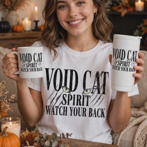 Maglietta Void Cat Spirit – Maglietta nera effetto invecchiato con gatto per Halloween, abbigliamento da mamma strega