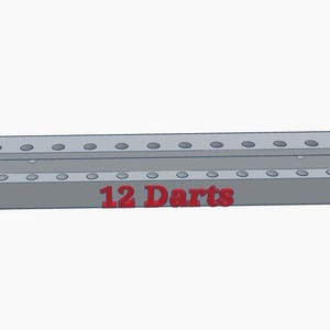 Puede incluir: Un soporte gris para dardos con dos niveles, cada uno con agujeros para dardos. El texto "12 Darts" se muestra en rojo en la parte delantera. El soporte est&aacute; dise&ntilde;ado para guardar y organizar dardos.