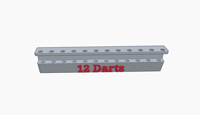 Puede incluir: Un soporte gris para dardos con dos niveles, cada uno con agujeros para dardos. El texto "12 Darts" se muestra en rojo en la parte delantera. El soporte est&aacute; dise&ntilde;ado para guardar y organizar dardos.