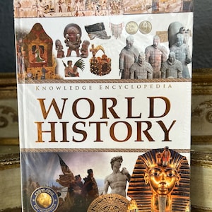 Peut inclure: Un livre intitulé "Knowledge Encyclopedia World History" avec un titre en relief doré. La couverture présente un collage d'images historiques, notamment un buste de David, un pharaon égyptien et un groupe de guerriers en terre cuite.