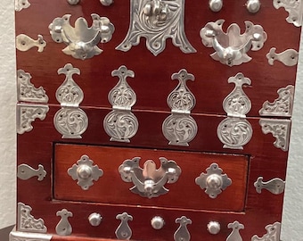 Drewniana, koreańska komoda z ręcznie kutymi metalowymi zdobieniami. 3 szuflady. 9,25 x 8,25 cala.