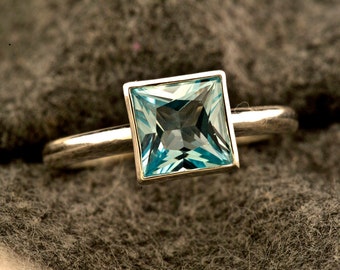 Anello in argento sterling con topazio azzurro, pietra portafortuna di dicembre