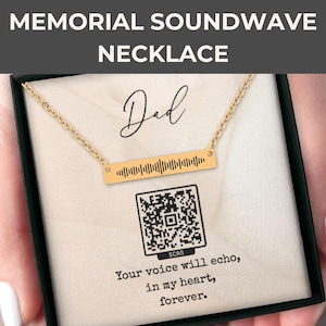 Könnte beinhalten: Eine goldfarbene Soundwave-Halskette in einer Geschenkbox. Die Halskette hat einen Barrenanhänger mit einem Soundwave-Design und dem Wort "Dad" darüber. Die Box enthält auch einen QR-Code und den Text "Your voice will echo, in my heart, forever."