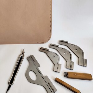 Peut inclure: Ensemble de trois tasses en c&eacute;ramique avec une finition mate et mouchet&eacute;e. Les tasses sont de couleur cr&egrave;me, marron clair et marron fonc&eacute;. Chaque tasse a un design simple et minimaliste.