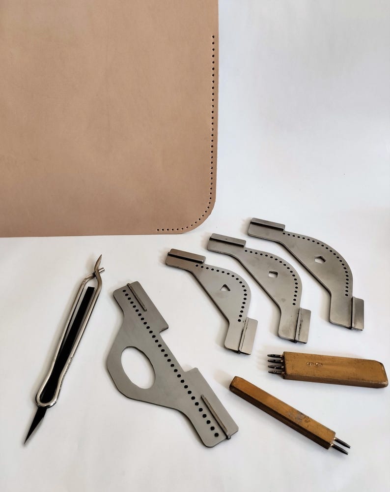 Peut inclure: Ensemble de trois tasses en c&eacute;ramique avec une finition mate et mouchet&eacute;e. Les tasses sont de couleur cr&egrave;me, marron clair et marron fonc&eacute;. Chaque tasse a un design simple et minimaliste.