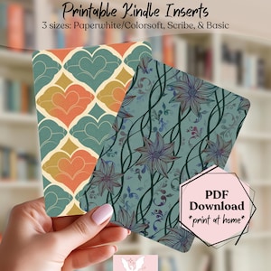 Op de afbeelding: Twee Kindle-inzetstukken met decoratieve patronen. Eén heeft een teal, oranje en goud hartontwerp, de andere een teal bloemenpatroon. De tekst op de afbeelding luidt "Printable Kindle Inserts" en "PDF Download *print at home*".