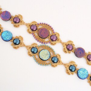 Puede incluir: Dos pulseras de cuentas doradas con cuentas de vidrio azul y morado iridiscentes y cuentas de perla azul oscuro y morado.