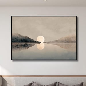 Könnte beinhalten: Ein gerahmter Kunstdruck, der eine ruhige Seeansicht mit einer großen, hellen Sonne zeigt, die sich im Wasser spiegelt. Das Kunstwerk ist über einem Bett mit neutralfarbener Bettwäsche, Kissen und einem hölzernen Kopfteil angebracht. Der Raum ist minimalistisch eingerichtet.