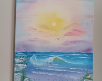 以下が含まれることがあります： 海と明るい黄色の太陽が沈む風景を描いた絵画。空はピンク、パープル、ブルーが混ざり合っており、白い鳥が数羽飛んでいます。海は濃い青色で、白い波が岸辺に打ち寄せています。