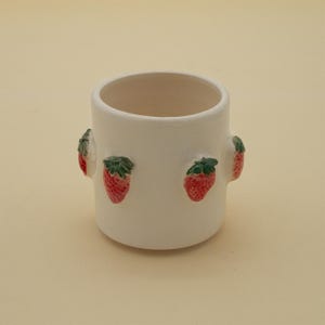 Handgemachte Keramik Erdbeer-Tasse wunderlich weiß Steinzeug - Kawaii Cottagecore Geschenk