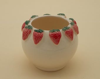 Ręcznie robiony ceramiczny wazon truskawkowy: oryginalny wystrój domu, ceramika rzemieślnicza