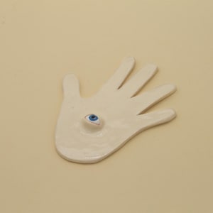 Scultura artigianale in ceramica a forma di mano con occhio, decorazione boho, pezzo d'arte unico, accento spirituale per la casa, regalo per lei
