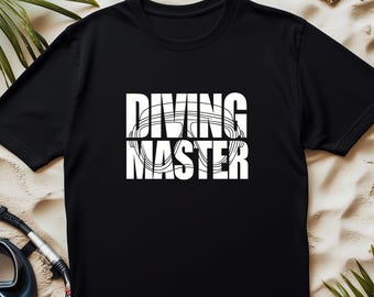 Puede incluir: Camiseta negra con texto blanco que dice "DIVING MASTER" con un gráfico estilizado de máscara de buceo.