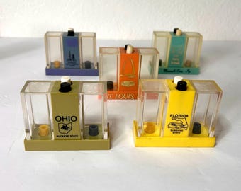 Saleiros e pimenteiros vintage &quot;Whirley&quot; dos anos 1960 - Fabricados em Warren, PA - Souvenirs de Ohio, Flórida, Cabo Canaveral e St. Louis, Missouri