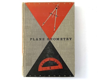 Könnte beinhalten: Vintage Buch "Plane Geometry" mit geometrischem Design. Das Cover zeigt ein rotes Dreieck mit einer Zirkel-Illustration, ein schwarzes Dreieck mit einem Winkelmesser und den Titel in einer Serifenschrift. Der Buchrücken ist sichtbar.