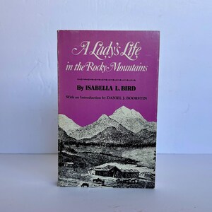 Libro antiguo de 1984 "La vida de una dama en las Montañas Rocosas" de Isabella L. Bird, con mapa e ilustraciones, en perfecto estado