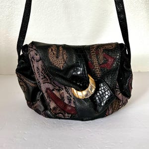 Bolso vintage de los años 90: bolso de hombro de piel sintética de serpiente con detalles dorados y correa ajustable.