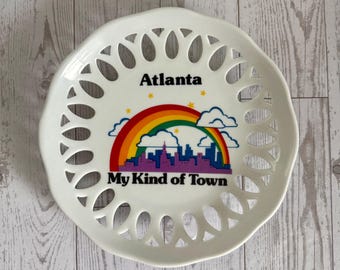 Plato de cerámica vintage retro de Atlanta, coleccionable, con la inscripción "Atlanta, mi tipo de ciudad", arcoíris y horizonte de la ciudad.