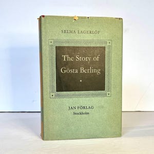 May include: A green book cover with the title "The Story of Gösta Berling" by Selma Lagerlöf. The book is published by Jan Förlag in Stockholm.