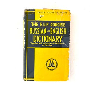 Peut inclure: Un livre vintage, "The E.U.P. Concise Russian and English Dictionary", avec une couverture jaune et noire. Le livre fait partie de la série "Teach Yourself Books". Le titre et le nom de l'auteur sont clairement visibles sur la couverture.