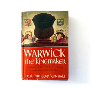 Può includere: Un libro vintage con copertina rigida intitolato "WARWICK the kingmaker" di Paul Murray Kendall. La copertina presenta un ritratto di un uomo con un cappello nero, con illustrazioni di persone e simboli araldici. Il libro ha uno schema di colori rosso e crema.