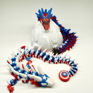 Dragón articulado inspirado en el Capitán América, juguete antiestrés de superhéroe impreso en 3D, regalo flexible para fans de Marvel, decoración de escritorio de los Vengadores imagen 11