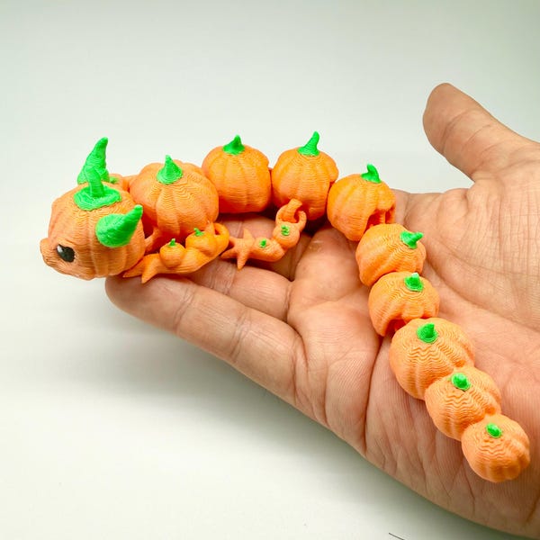 Articulated Pumpkin Dragon Fidget Toy, 3D Printed Halloween Decor, Spooky Jack-o'-lantern Desk Buddy, Flexible Stress Relief Creature