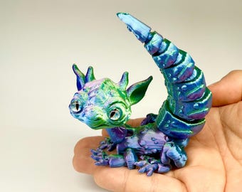 Figura articulada de dragón iridiscente / Decoración de escritorio de bebé dragón poseable impresa en 3D / Criatura de fantasía de color degradado coleccionable y juguete antiestrés