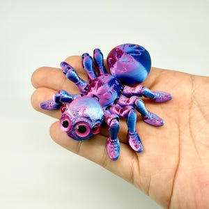 Articulated Multi-Eyed Spider Fidget Toy | Flexible 3D Printed PLA Creature Desk Decor | Unique Posable Anxiety Relief Gift