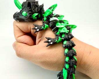 Articulated Horned Dragon Figurine|3D Printed Poseable Spiked Dragon Desk Decor|Black&Green Fantasy Creature Collectible|Dragon Lover Gift
