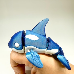 Estatueta de Orca Articulada | Decoração de Mesa de Baleia Assassina Impressa em 3D | Animal Oceânico Articulável Colecionável | Presente para Amantes da Vida Marinha - Azul e Branco