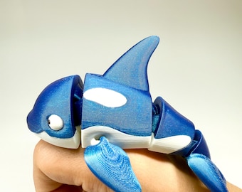 Bewegliche Orca-Figur | 3D-gedruckter Schwertwal als Schreibtischdeko | Bewegliche Meerestier-Sammlerfigur | Geschenk für Meeresliebhaber – Blau & Weiß