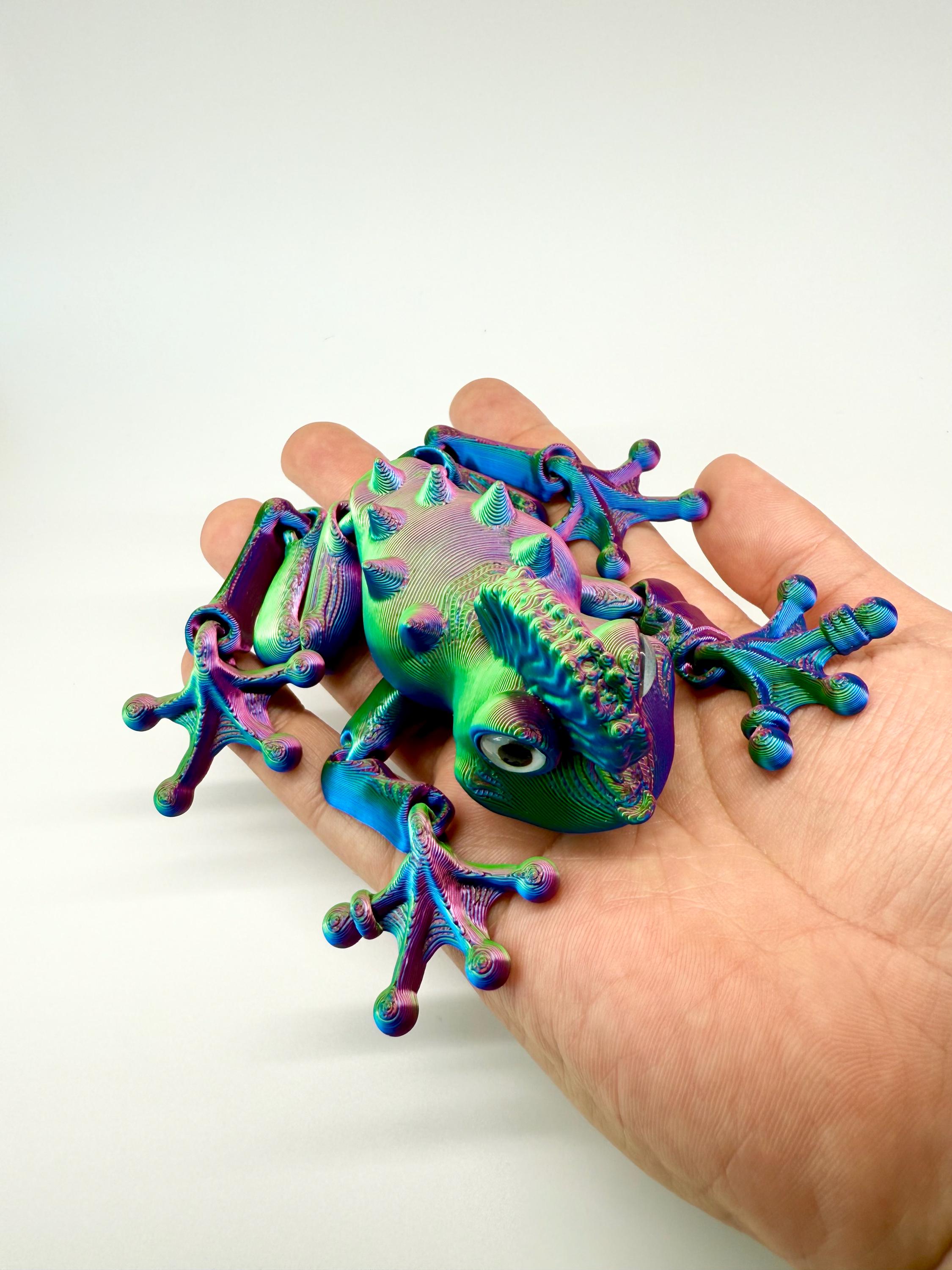 Articulated Crowned Frog Figurine | 3D Printed Poseable Chameleon Desk Toy | Eco-Friendly Biodegradable PLA Fidget Gift -Multi-Color Options
