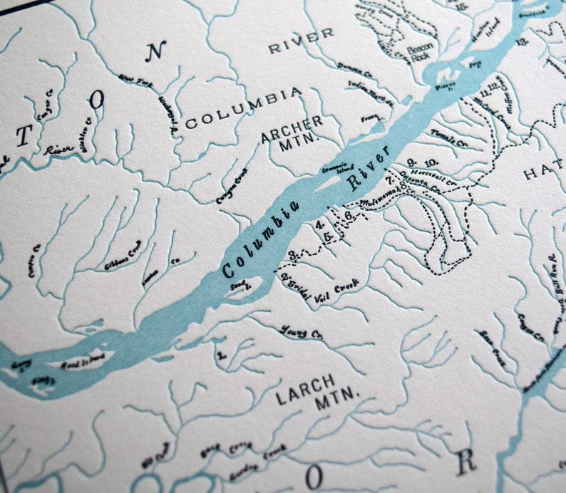 Puede incluir: Un mapa vintage con un r&iacute;o azul serpenteando a trav&eacute;s de una regi&oacute;n monta&ntilde;osa. El mapa presenta los nombres "Columbia River", "Archer MTN" y "Larch MTN".