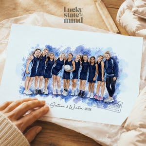 Pode incluir: Uma impressão em estilo aguarela com um grupo de dez jogadoras de netball em uniformes azul-marinho e branco, com o texto Lucky state of mind, Section 3 Winter 2026 e um carimbo Northstar Netball Club num fundo branco.