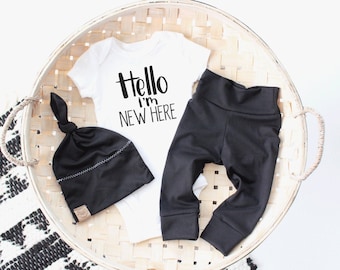 Tenue minimale pour bébé nouveau-né | Bonjour, je suis nouveau ici tenue neutre pour bébé | ramener à la maison une tenue de bébé | vêtements de bébé noir et blanc |