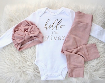 Neugeborenen-Baby-Krankenhaus-Outfit mit Namen enthüllen Body | rosa Neugeborenen Baby Mädchen Outfit | Baby Mädchen Neugeborenen Geschenk | Namensmitteilung