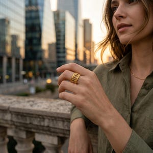 Anillo chapado en oro de 18 quilates con diseño de arquitectura romana, alianza con ruinas de templos antiguos, anillo ajustable con columnas griegas, joya histórica de gran valor. imagen 8