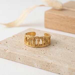 Anillo chapado en oro de 18 quilates con diseño de arquitectura romana, alianza con ruinas de templos antiguos, anillo ajustable con columnas griegas, joya histórica de gran valor. imagen 5