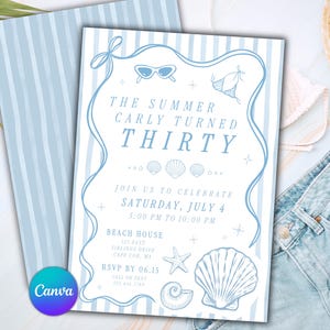Puede incluir: Una tarjeta de invitación a rayas azul claro y blancas con un borde ondulado, ilustraciones de gafas de sol, un top de bikini, conchas y una estrella de mar. El texto dice: THE SUMMER CARLY TURNED THIRTY, JOIN US TO CELEBRATE SATURDAY, JULY 4, 5:00 PM.