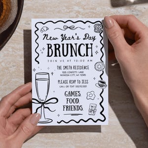 Puede incluir: Una invitación en blanco y negro para un brunch de Año Nuevo. La invitación incluye el texto "Brunch de Año Nuevo" y detalles como la hora, el lugar y la información de RSVP. El diseño presenta ilustraciones de alimentos y elementos decorativos.