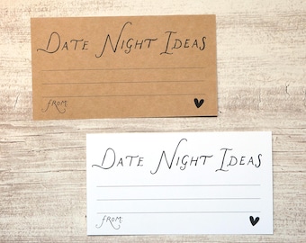 Puede incluir: Dos tarjetas rectangulares, una de papel kraft marrón y otra blanca, cada una con el texto impreso en negro "DATE NIGHT IDEAS" en fuente cursiva, tres líneas horizontales para escribir, la palabra "FROM:" en cursiva y un pequeño corazón negro.