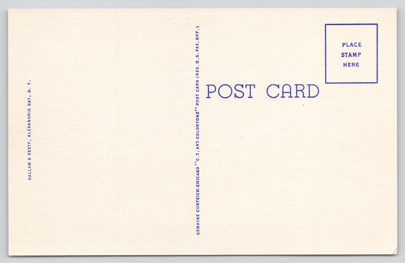 K&ouml;nnte beinhalten: Eine cremefarbene Postkartenr&uuml;ckseite mit blauem Text. Oben rechts befindet sich ein quadratisches Feld mit dem Text 'PLACE STAMP HERE'. In der Mitte steht 'POST CARD'. Links steht 'HALLAM & VESTY, ALEXANDRIA BAY, N. Y.' und auf der Trennlinie 'GENUINE CURTEICH-CHICAGO 'C.T. ART-COLORTONE' POST CARD (REG. U.S. PAT. OFF.)'.