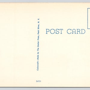K&ouml;nnte beinhalten: Eine cremefarbene R&uuml;ckseite einer Vintage-Postkarte mit blauem Text. In der Mitte steht POST CARD. Oben rechts befindet sich ein quadratisches Feld mit dem Text PLACE ONE CENT STAMP HERE. Links steht vertikaler Text: Colorcraft-Made by The Dexter Press, Pearl River, N. Y. und unten die Nummer 26751.