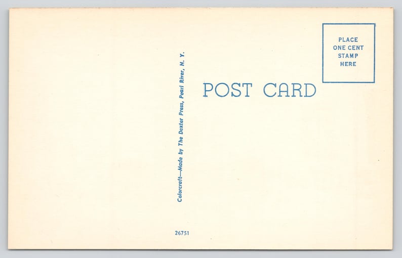 K&ouml;nnte beinhalten: Eine cremefarbene R&uuml;ckseite einer Vintage-Postkarte mit blauem Text. In der Mitte steht POST CARD. Oben rechts befindet sich ein quadratisches Feld mit dem Text PLACE ONE CENT STAMP HERE. Links steht vertikaler Text: Colorcraft-Made by The Dexter Press, Pearl River, N. Y. und unten die Nummer 26751.