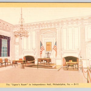 K&ouml;nnte beinhalten: Eine Vintage-Postkartenillustration des Signer's Room in der Independence Hall, Philadelphia, Pennsylvania. Der Raum zeigt einen zentralen Schreibtisch, zwei amerikanische Flaggen, einen gro&szlig;en Kronleuchter, mehrere Holzst&uuml;hle und Kamine. Text: The Signer's Room in Independence Hall, Philadelphia, Pa. &mdash; D-11.