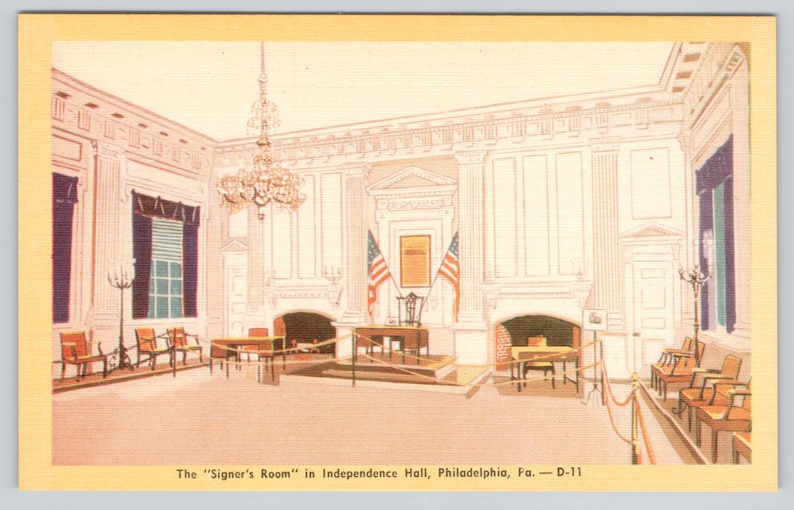 K&ouml;nnte beinhalten: Eine Vintage-Postkartenillustration des Signer's Room in der Independence Hall, Philadelphia, Pennsylvania. Der Raum zeigt einen zentralen Schreibtisch, zwei amerikanische Flaggen, einen gro&szlig;en Kronleuchter, mehrere Holzst&uuml;hle und Kamine. Text: The Signer's Room in Independence Hall, Philadelphia, Pa. &mdash; D-11.