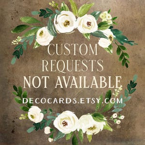K&ouml;nnte beinhalten: Ein brauner, strukturierter Hintergrund mit einem kreisf&ouml;rmigen Blumenkranz aus wei&szlig;en Rosen und gr&uuml;nen Bl&auml;ttern. Der Text in der Mitte lautet CUSTOM REQUESTS NOT AVAILABLE und unten steht DECOCARDS.ETSY.COM in wei&szlig;er Schrift.